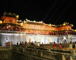 Hàng ngàn người tham quan Đại Nội đêm 