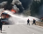 Xe khách đang chạy bốc cháy ngùn ngụt, hành khách thoát kịp thời