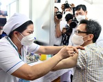 Phó thủ tướng Vũ Đức Đam tiêm vắc xin mũi 4 tại Bệnh viện Bệnh nhiệt đới TP.HCM