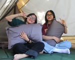 Du khách thích thú ngủ lều bên triền đá ở đảo Lại Sơn