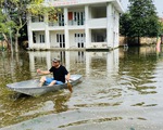Vì sao sau 10 ngày mưa lớn, người dân quận Tây Hồ vẫn phải đi thuyền về nhà?