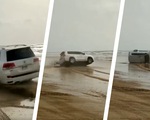Toyota Land Cruiser đổ lật ê chề sau khi drift trên bờ biển