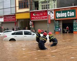Phố núi Sơn La ngập nặng sau mưa lớn, xe cộ 