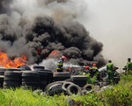 Đốt rác không có người trông coi dẫn đến cháy bãi chứa lốp xe phế liệu