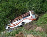 Hiện trường chiếc xe chở hàng chục du khách rớt vực sâu đèo Đại Ninh