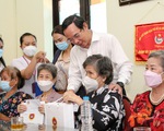Bí thư Nguyễn Văn Nên thăm người có công neo đơn tại Trung tâm dưỡng lão Thị Nghè