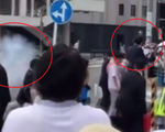 Video: Khoảnh khắc ông Abe Shinzo bị bắn từ phía sau