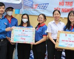 Anh Nguyễn Minh Triết tặng quà sinh viên ‘Tiếp sức mùa thi’
