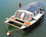 Nhà di động trên mặt nước độ từ thuyền cũ nát, dùng pin mặt trời, có Internet vệ tinh