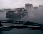 Video xe mui trần băng băng dưới mưa gây sốt: Chủ xe bình tĩnh phóng nhanh để không ướt người