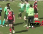 Khoảnh khắc gây sốc: Cầu thủ bị cảnh sát bắt trên sân vì 