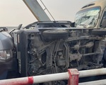 6 ôtô tông liên hoàn trên cầu Chương Dương, giao thông tê liệt