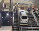 Vụ trộm xe kỳ quặc: Lái Mazda6 vào nhà ga rồi mắc kẹt trên cầu thang