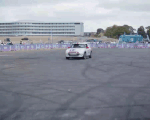 Tay lái lập kỷ lục đỗ xe điện song song hẹp nhất thế giới trong 3 giây