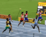 "Người kế vị" Usain Bolt: Vừa chạy vừa ngoái đầu "cà khịa" đối thủ vẫn... lập kỷ lục thế giới