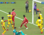 Video: Cầu thủ bắt chước Suarez cứu thua cho đội nhà bằng... 
