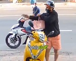 Chàng trai mặc quần hồng khiến gia chủ giật mình tưởng trộm xe máy
