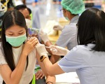 Thái Lan xem COVID-19 như cúm mùa từ tháng 10; Nhật triển khai vắc xin chống Omicron