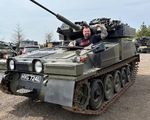 Lực sĩ khỏe nhất thế giới đem xe tăng đi rửa: Phải cầm ô vì không ngồi vừa bên trong xe