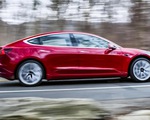 YouTuber đi xe Tesla hơn 2.500km mà không cần sạc lại nhờ... máy phát