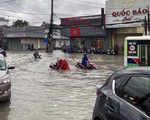 Đồng Nai: Quốc lộ 1 ngập như sông, có đoạn xe máy bị cuốn trôi