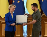 Tới Ukraine lần 3, chủ tịch Ủy ban châu Âu nhận huân chương danh dự