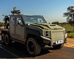 Toyota Land Cruiser độ 6 bánh, bọc thép, có cả máy phóng tên lửa đánh chặn