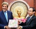 Ông Kerry thăm TP.HCM, dạo sông Sài Gòn và nhận bánh trung thu từ Bí thư Nguyễn Văn Nên