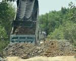 Chủ mỏ điều 2 xe tải chặn đường, đổ đất 
