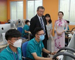 Sinh viên công nghệ thông tin học tiếng Nhật trong phòng học thông minh