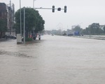 Nhiều tuyến đường ở Vinh thành ‘sông’ sau mưa lớn