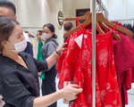 Giới trẻ Sài Gòn nhộn nhịp xuống phố sắm Tết