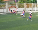 Cầu thủ dùng tay đỡ bóng như thủ môn, trọng tài check VAR yêu cầu phạt góc