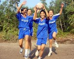 Cô cán bộ Đoàn & đội banh nữ rừng U Minh