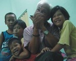 'Ông già harmonica' và những đứa trẻ lang thang