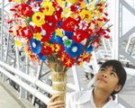 Làm hoa giấy ở làng Thanh Tiên