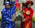 Dâng bánh tét lên tổ tiên