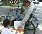 Bố, con và bàn học vỉa hè