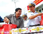Gửi quà xuân của bạn đọc Tuổi Trẻ đến cán bộ, chiến sĩ DK1