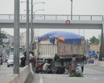 Chạy đua, hai xe ben tông vào dải phân cách
