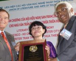 Nhà văn Trần Thùy Mai nhận giải thưởng văn chương