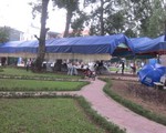 Vô tư dựng rạp cưới giữa công viên