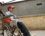 Khó đi mẹ dắt con đi
