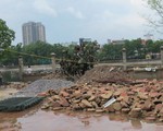 Xây tường rào bịt đường vào hồ Thành Công?