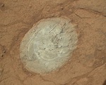 'Tò mò' làm sạch bụi trên đá sao Hỏa