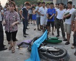 Ôtô húc xe máy, nạn nhân văng lên mái nhà tử vong