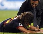 Trật khớp khuỷu tay, Puyol xa sân hai tháng