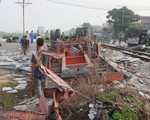 Va chạm với tàu lửa, xe rơmooc lật nhào
