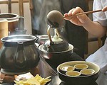 Sớm mai, ngồi bên tách trà nóng