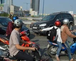 Ủi sập con lươn cầu Calmette, ôtô suýt bay xuống cầu